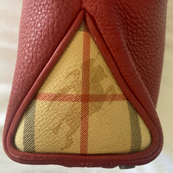 Burberry Handbag
Luxurious red/beige
calf leather
Unique front toggle fastener - Picture 3 of 10